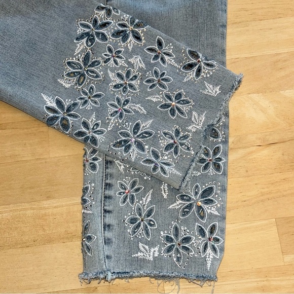 Joseph Ribkoff Floral Embroidered High Rise Jeans/Size 6 - Picture 5 of 11